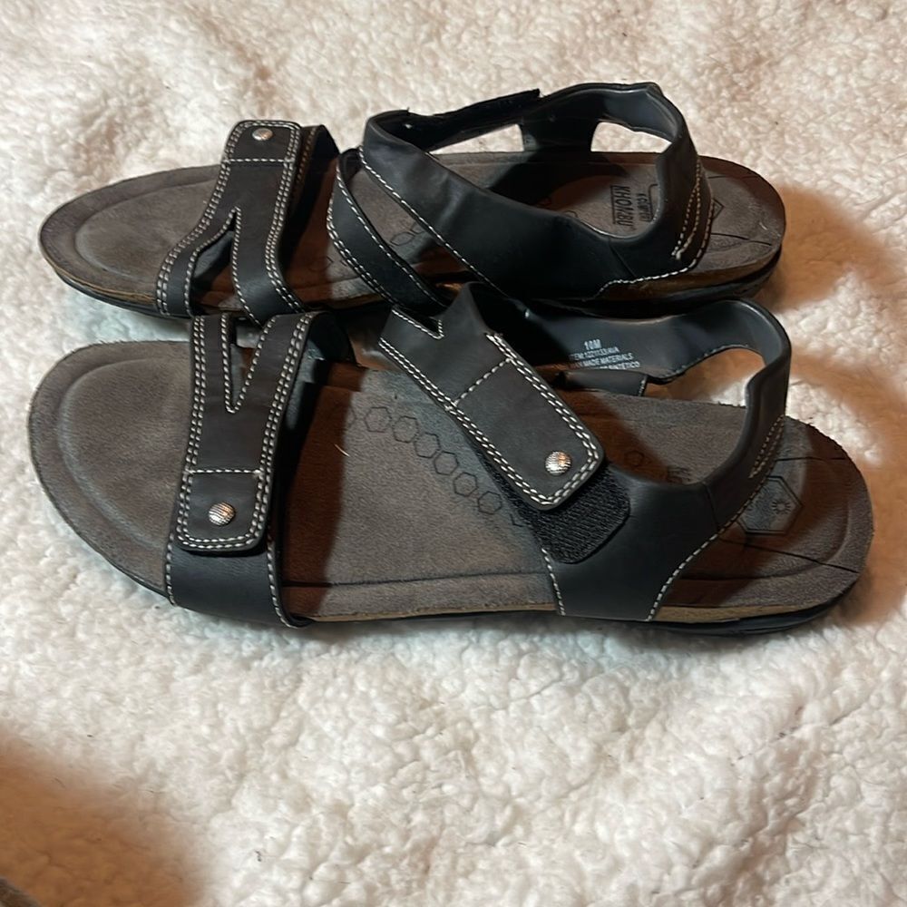 Khombu comfort sandals size 10